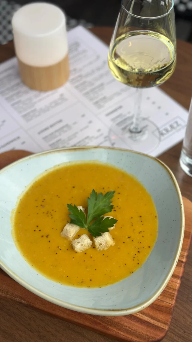 🍁 Efteråret banker på døren og temperaturen sniger sig stille og roligt nedad… Heldigvis kan man stadig lune sig på noget lækkert! ☁️🍂

Her ses vores skønne “Årstidens Suppe”! 🥣✨

En varmende favorit fyldt med sæsonens bedste ingredienser – perfekt til en hyggelig middag.
🤗 Hvilken variant tror I, vi har på menuen lige nu?

Kom med jeres bedste gæt i kommentaren og tag dem, du holder af, så I kan nyde lidt efterårshygge sammen! 🥰

#årstidenssuppe #lørdagshygge #efterårsmad #madglæde #sundlivsstil #sæsonensråvarer