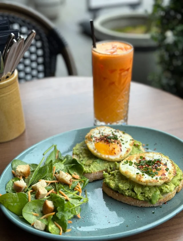Vi har de lækreste juicer på menuen:
🍏 Æble - Tranebær - Ananas
🍊 Nypresset Appelsin

Og husk, vi serverer også vores Friskpresset Gulerod, Æble & Ingefær indtil kl. 17.00! 🥹

Kom forbi i ugen og få et sundt boost! 

#Juice #Nypresset #Friskpresset #Sundhed #Odense