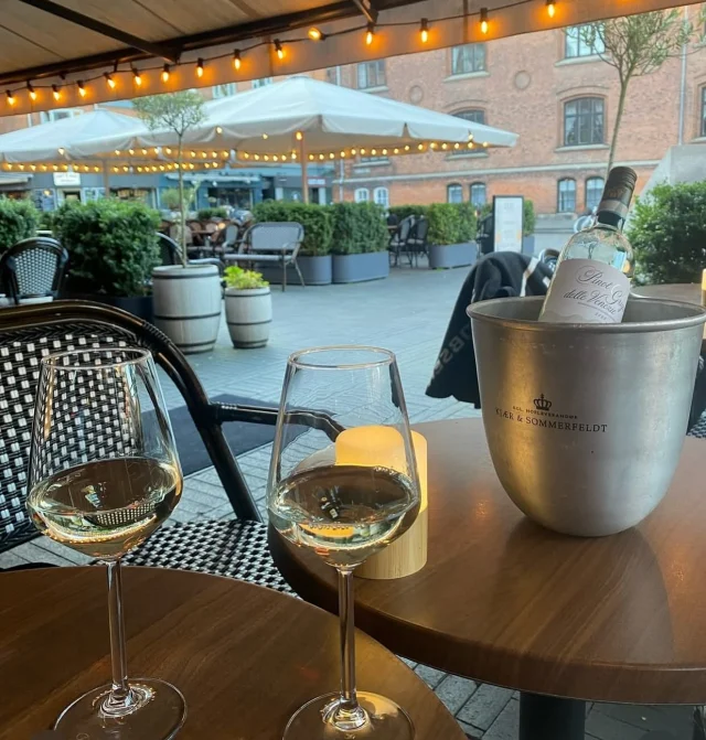 Hygge på @cafekraez 🥹 

Kom forbi til en drink efter arbejde! 🫶 

Rigtig god weekend! 

📸 @sofieschou_ 

#Hygge #CafeKraez #Drink #WeekendVibes