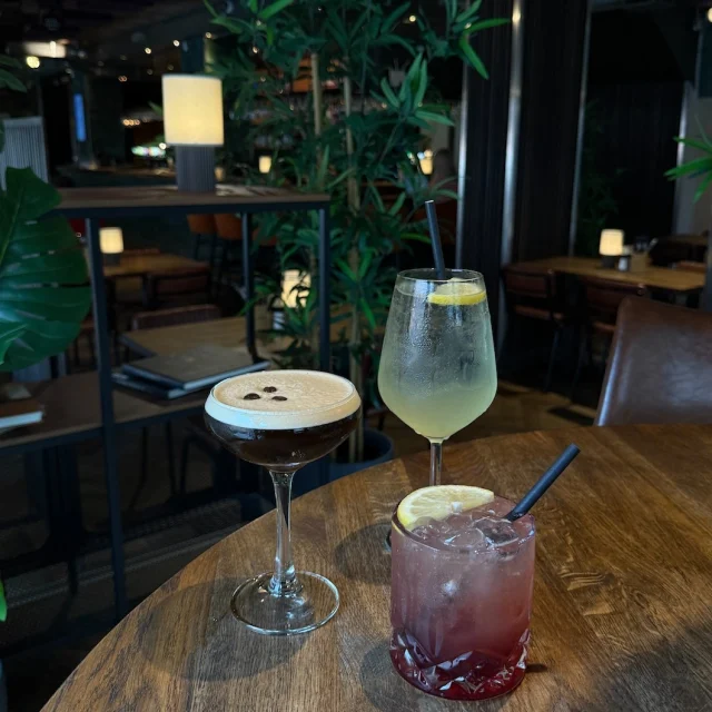 Fredag og lørdag aften skruer vi op for musikken 🎶 

Café Kræz forvandles til bar med DJ, happy hour og masser af stemning – perfekt opvarmning til en tur i byen 🍸✨

#CaféKræz #Drinks #DJ #Stemning #Musik #WeekendVibes