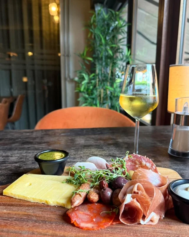 Café Kræz Snackbræt er en lækker kombination – perfekt at dele og nyde sammen!

Snackbrættet består af:
🥓 Skinker & pølser
🧀 Oste
🌰 Soyaristede mandler & oliven
🥖 Friskbagt brød
🌿 Basilikumpesto & trøffelmayo

Et bræt fyldt med hygge og smagsoplevelser – tag en ven under armen, og lad torsdagen få lidt ekstra forkælelse 🥂

#CaféKræz #OdenseCafe #VisitOdense
#SnackBræt #Foodstagram 
#MadGlæde