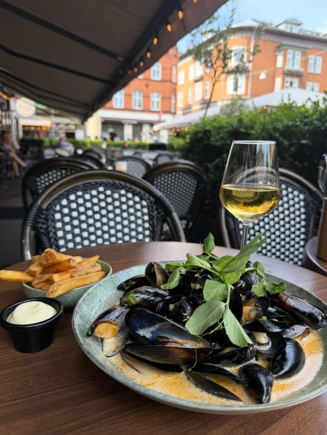 Et fad dampede blåmuslinger med fritter, et godt glas ved siden af – så er hyggen sikret 🤩

Kom forbi Café Kræz og oplev ægte caféstemning midt i Odense!

#BlåMuslinger #CaféKræz #Stemning #Hygge #Vibes #VisitOdense