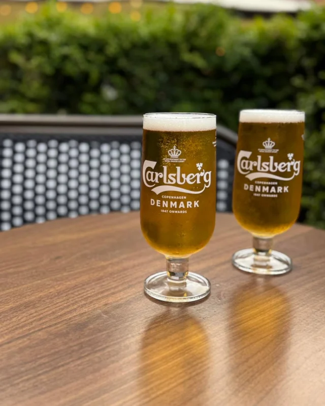 Alle ugens dage – hele dagen 🍺
✔️ 2 store Carlsberg Pilsner: 100 kr.
✔️ 2 store Tuborg Classic: 110 kr.
✔️ 2 store 1664 Blanc: 130 kr.

Skål og god stemning – hver dag hos Café Kræz ✨

#CaféKræz #Øl #Skål #Pilsner #Classic #Blanc #WeekendVibes