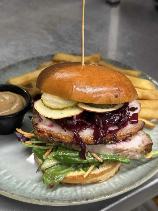 JULESPECIALITETER PÅ MENUEN 🎄

Fra og med i dag og helt frem til juleaften kan du forkæle dig selv med vores lækre julespecialiteter: flæskestegssandwich og klassisk risalamande😋

Retterne står ikke på menukortet, men spørg efter dem hos vores søde personale!

#CaféKræz #Jul #Risalamande #Flæskestegssandwich #Menu