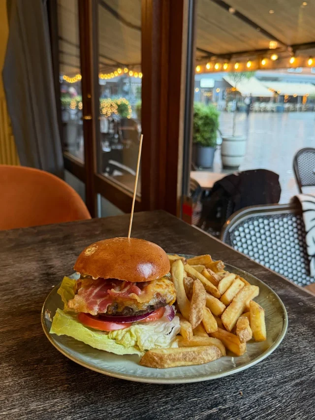 Frokost eller middag?

Vores burgere er altid et sikkert valg 🍔✨
Ses hos Café Kræz.

#CaféKræz #Burger #Frokost #Middag #Food