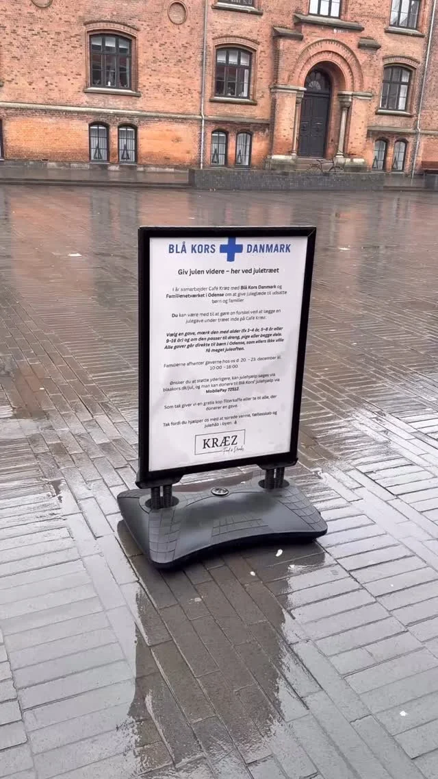 🎄🎁 Tak for jeres store hjerter

Vi er taknemmelige for alle jer, der allerede har været forbi Café Kræz og lagt en gave under juletræet!

Sammen med Blå Kors Danmark og Familienetværket i Odense er I med til at sprede juleglæde til udsatte børn og familier i byen, som har ekstra brug for det i år.

Der er stadig mulighed for at være med de næste par dage, hvis du ønsker at give julen videre 🎁
Alle gaver går direkte til børn i Odense.

Ønsker du at bidrage på anden vis, kan man støtte Blå Kors’ julehjælp via blaakors.dk/jul eller donere via MobilePay 72512.

Som en lille tak fra os giver vi en gratis kop filterkaffe eller te til alle, der afleverer en gave ☕️