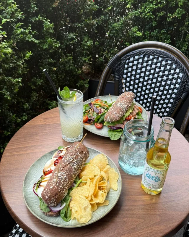 Frokostplaner?

Vores laksesandwich og mozzarella & avokado sandwich er klar til at gøre din dag lidt bedre 🥪✨

Kom forbi og nyd en lækker servering hos Café Kræz.

#CaféKræz #OdenseCafe #Odense #Frokosttid #Sandwich #VisitOdense #Inspiration