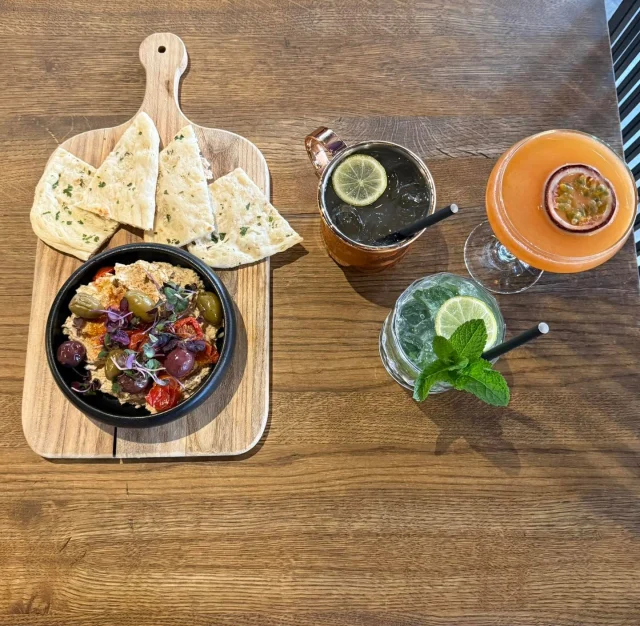 Skal din aften have en god begyndelse?

Nyd vores Kræz’ snackbræt sammen med en drink efter eget valg – en oplagt måde at varme op til weekenden på 🍸🧀

#CaféKræz #Snack #Drink #Weekend #VisitOdense #Vibes