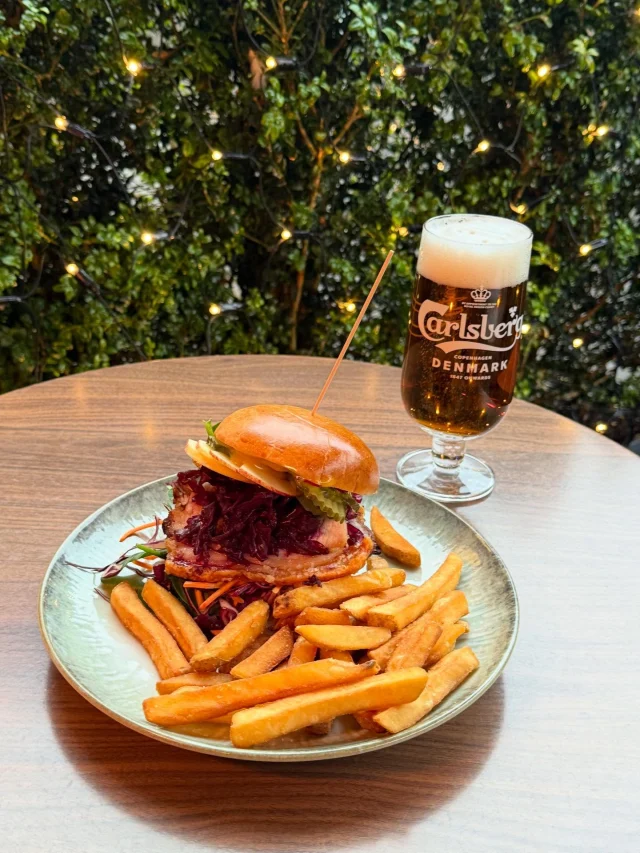 Kom ind og smag vores lækre flæskestegssandwich med fritter til frokost🤩

Den kan ikke findes på menukortet, men spørg efter den ved vores søde tjenere🙌

#CaféKræz #Flæskestegssandwich #ItsTime #Stemning #Frokost