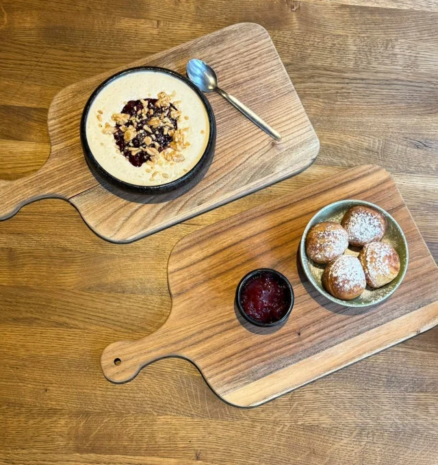 I december måned kan man få risalamande og æbleskiver 🤩

Den perfekte lille decemberforkælelse – uanset om du er på farten, til hygge med vennerne eller trænger til noget sødt efter maden ✨