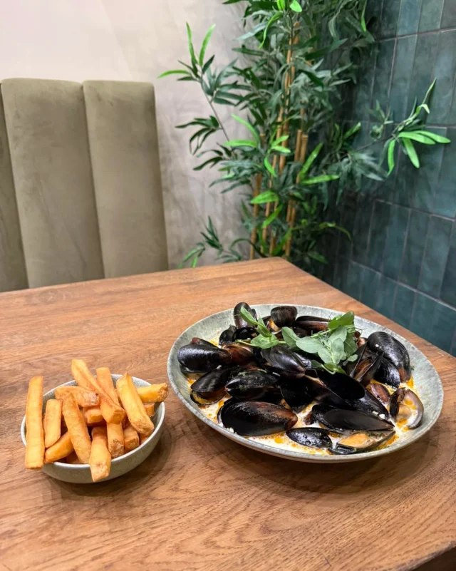 Moules Frites, når det er bedst 🦪✨
Dampede blåmuslinger, god smag og sprøde fritter.

En ret der både mætter og imponerer – også på en almindelig hverdag.

#MoulesFrites #CaféKræz #Vibes  #OdenseCafe #VisitOdense #Frokost #DinnerTime
