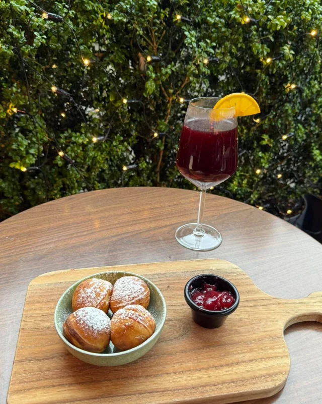 Skal du lige have det sidste med af julestemningen, så kom forbi Café Kræz 🎄

Vi serverer lune æbleskiver, varm gløgg og masser af hygge – perfekt til en lille pause i juletravlheden ✨

#CaféKræz #Julestemning #Æbleskiver #Gløgg #Hygge #OdenseC