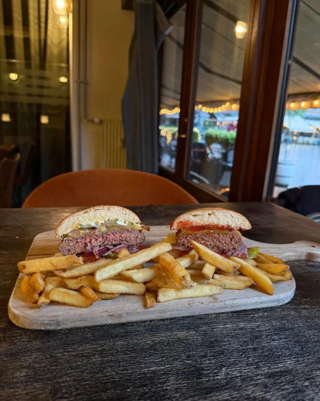 Kan du kende forskel på burgerne? 🍔🌱

Her ser du vores klassiske burger og vores vegetariske burger - begge skåret over, begge fulde af smag.

Hvilken er hvilken? 👀