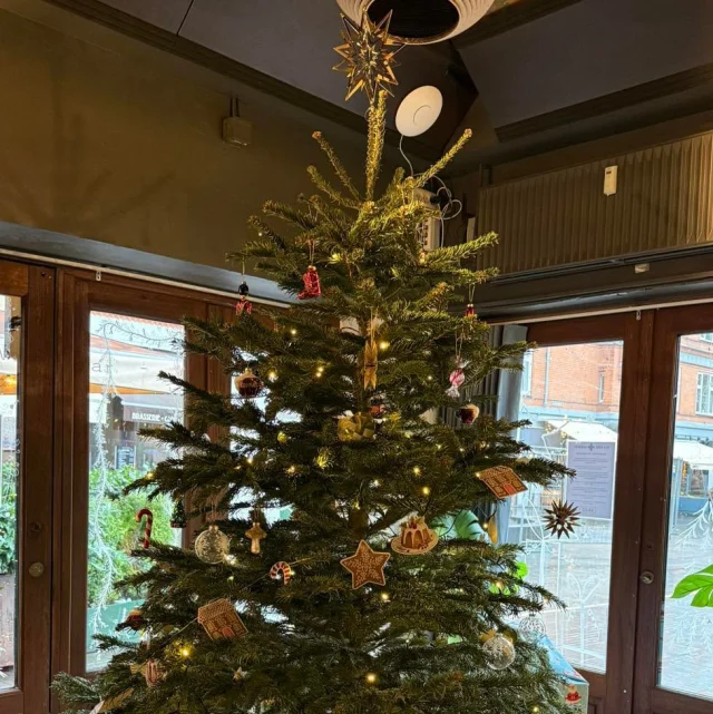 🎄 Vi ønsker jer alle en glædelig jul 🎄

Tusind tak til alle jer, der har været med til at støtte vores juleindsamling til fordel for udsatte børn og familier i samarbejde med Blå Kors Danmark og Familienetværket i Odense🙌

Vi holder lukket i dag, men vi står klar allerede fra i morgen den 25. December og glæder os til at tage imod jer!