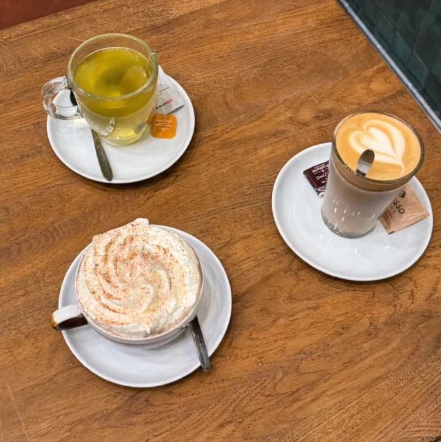 Mangler du noget at varme dig på i de kolde dage?

Hos Café Kræz har vi et udvalg af varme drikke, der passer perfekt til årstiden ☕️✨

#CaféKræz #VarmeDrikke #Te #Kakao #Kaffe #Hygge #OdenseC