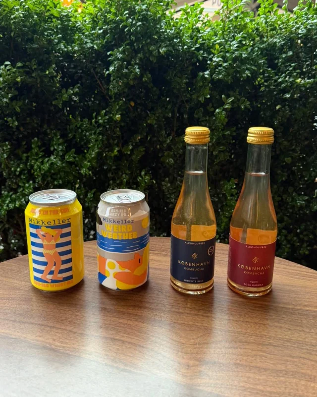Vidste du, at vi har flere alkoholfrie muligheder på Café Kræz? 🍋

Vælg mellem friske alkoholfrie øl fra Mikkeller og økologisk kombucha fra København Kombucha. Smagfuldt, let og lækkert.

Perfekt til hyggestunden, frokosten eller bare fordi🍹

#CaféKræz #Alkoholfri #Kombucha #mikkeller
