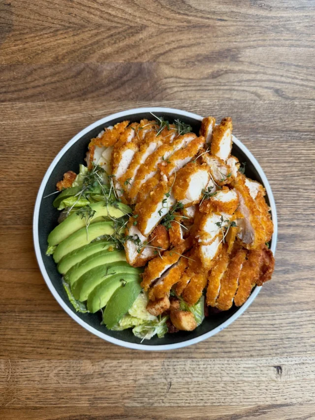 Vores Cæsarsalat a’la Kræz kombinerer det bedste fra den klassiske opskrift med vores eget udtryk og nøje udvalgte ingredienser😋🙌

#Klassiker #CaesarSalad #Aftensmad #Frokost #Odense