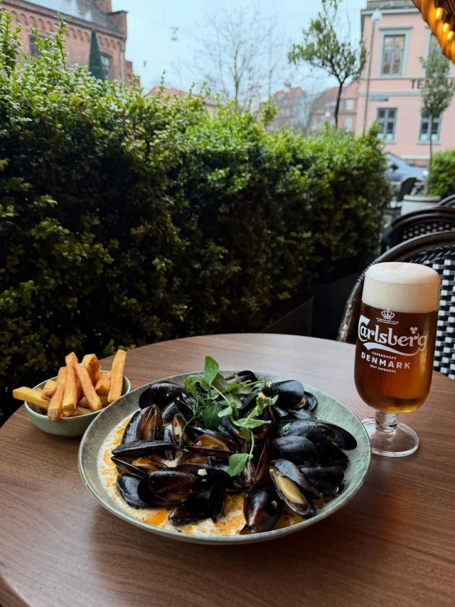 Klassisk og fuld af smag🐚
Vores Moules Frites serveres med dampede muslinger, sprøde fritter og masser af hygge på tallerkenen.

Perfekt til både frokost og aften på Café Kræz✨

#MoulesFrites #Café #Frokost #Aften #Stemning